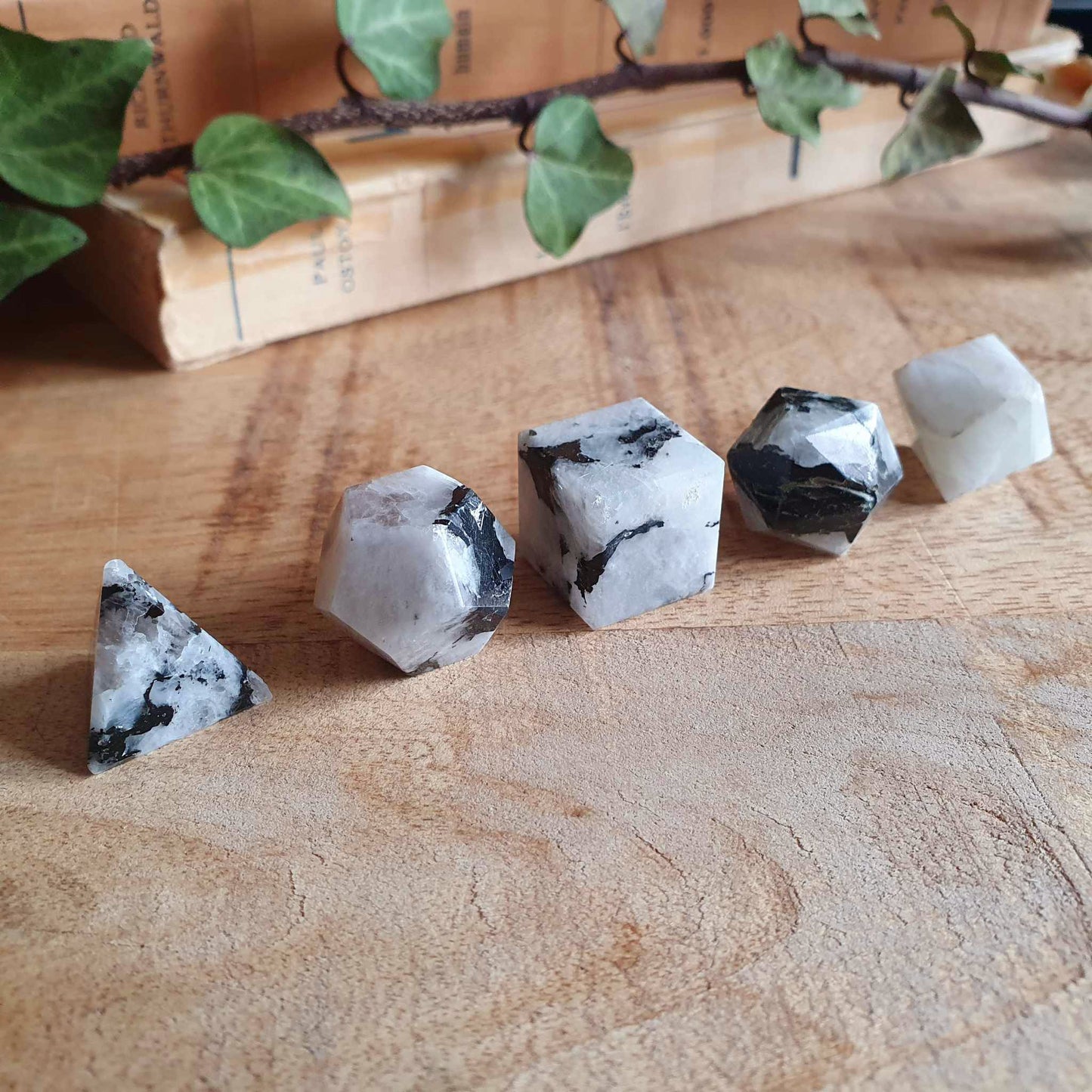 Solides de Platon en Pierre de Lune