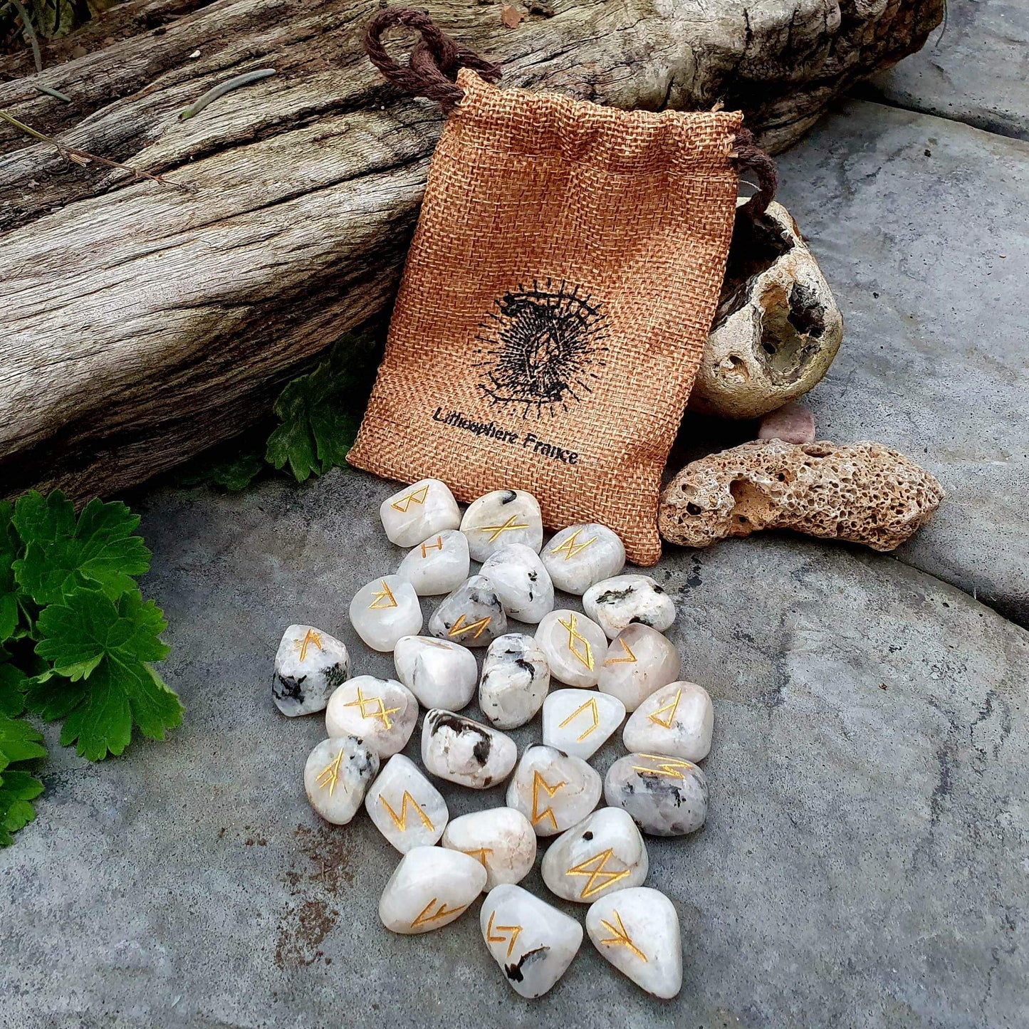 Runes en Pierre de Lune