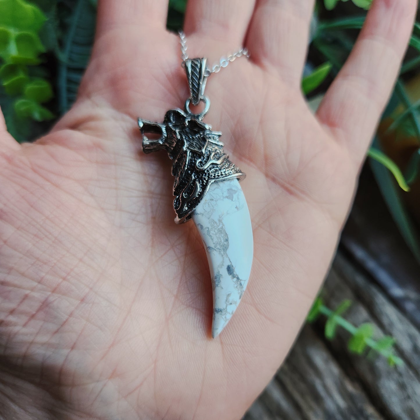 Pendentif Dent de loup en Howlite