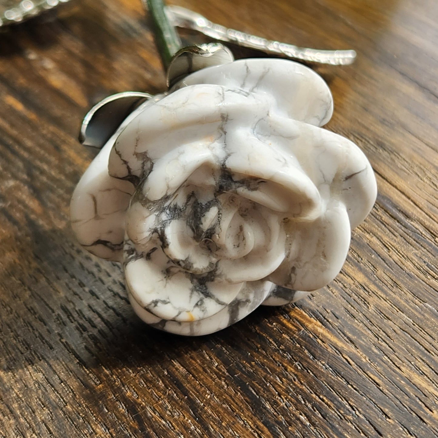 Rose en Howlite