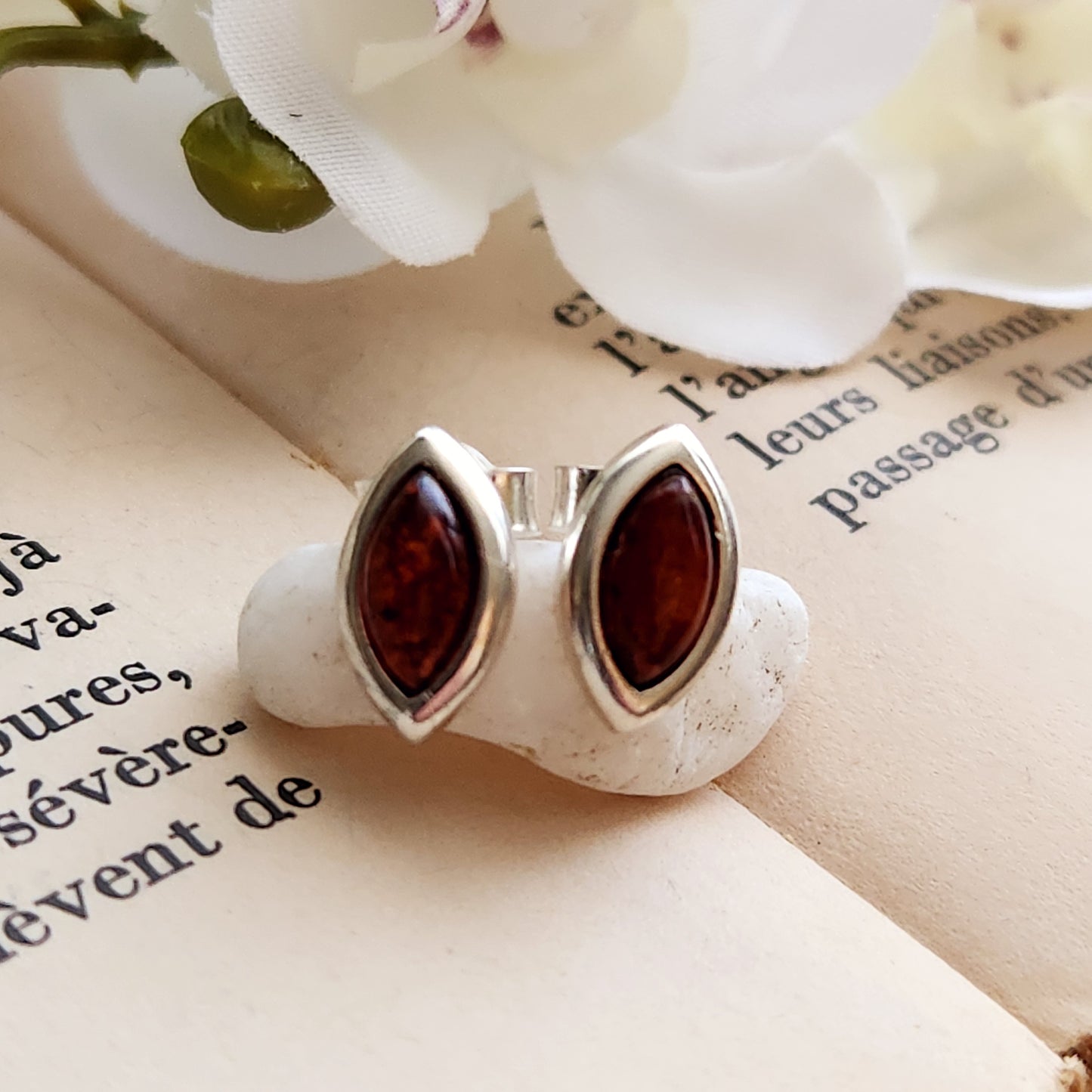 Boucles d'oreilles en Ambre cognac - Clous marquise - Argent 925