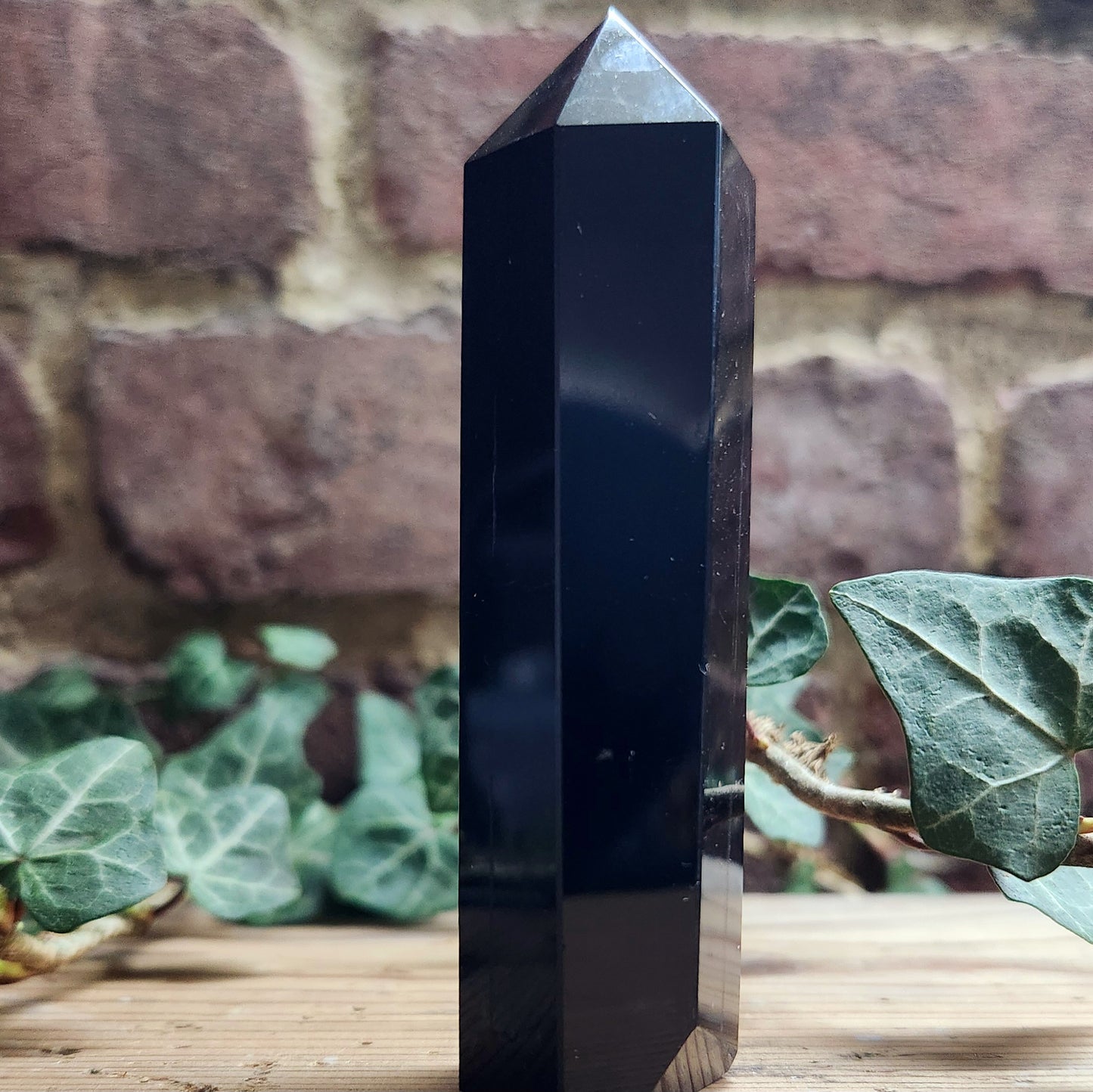 Tour en Obsidienne Noire gravée - Triple Lune Dorée - n°1
