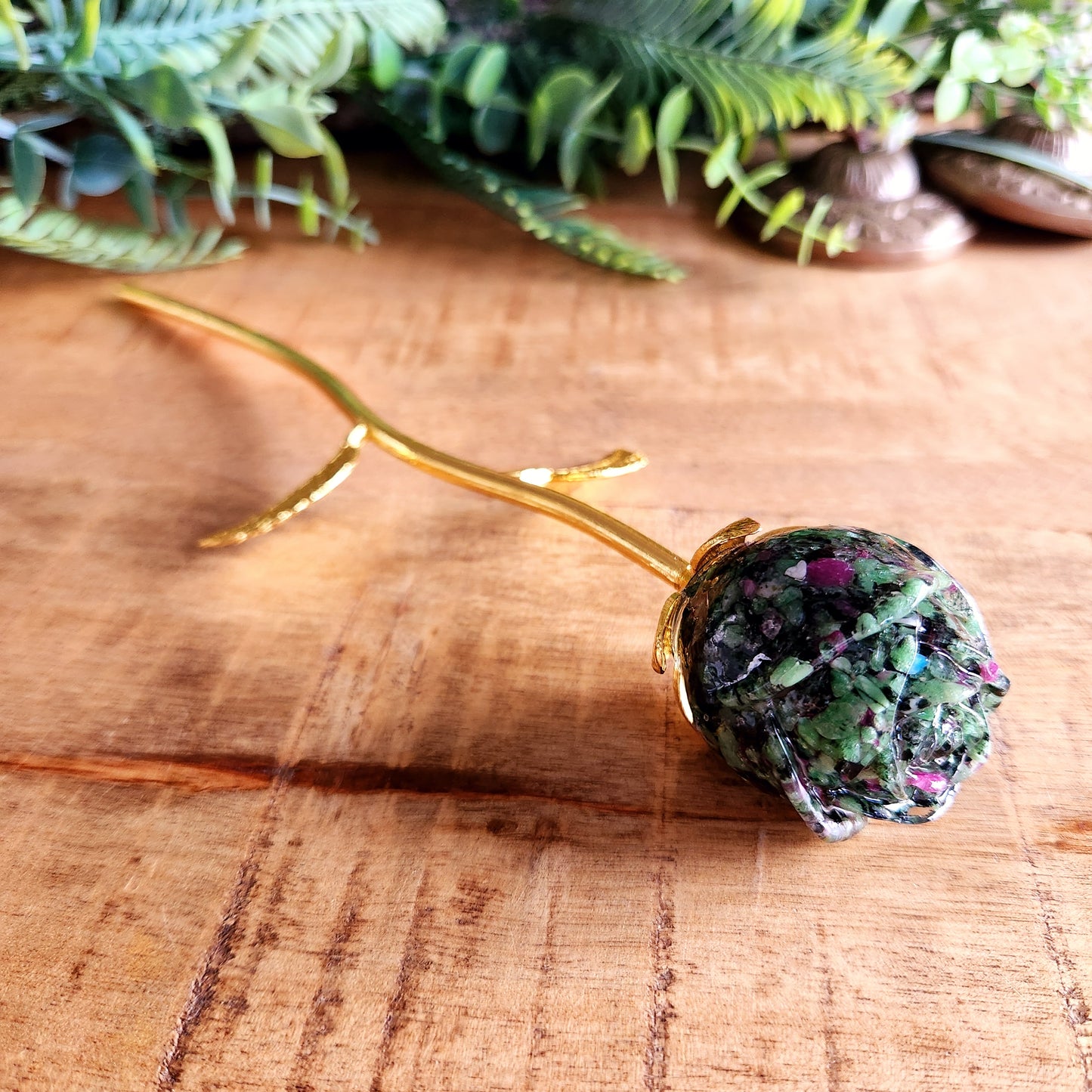 Rose en Rubis zoïsite - tige dorée