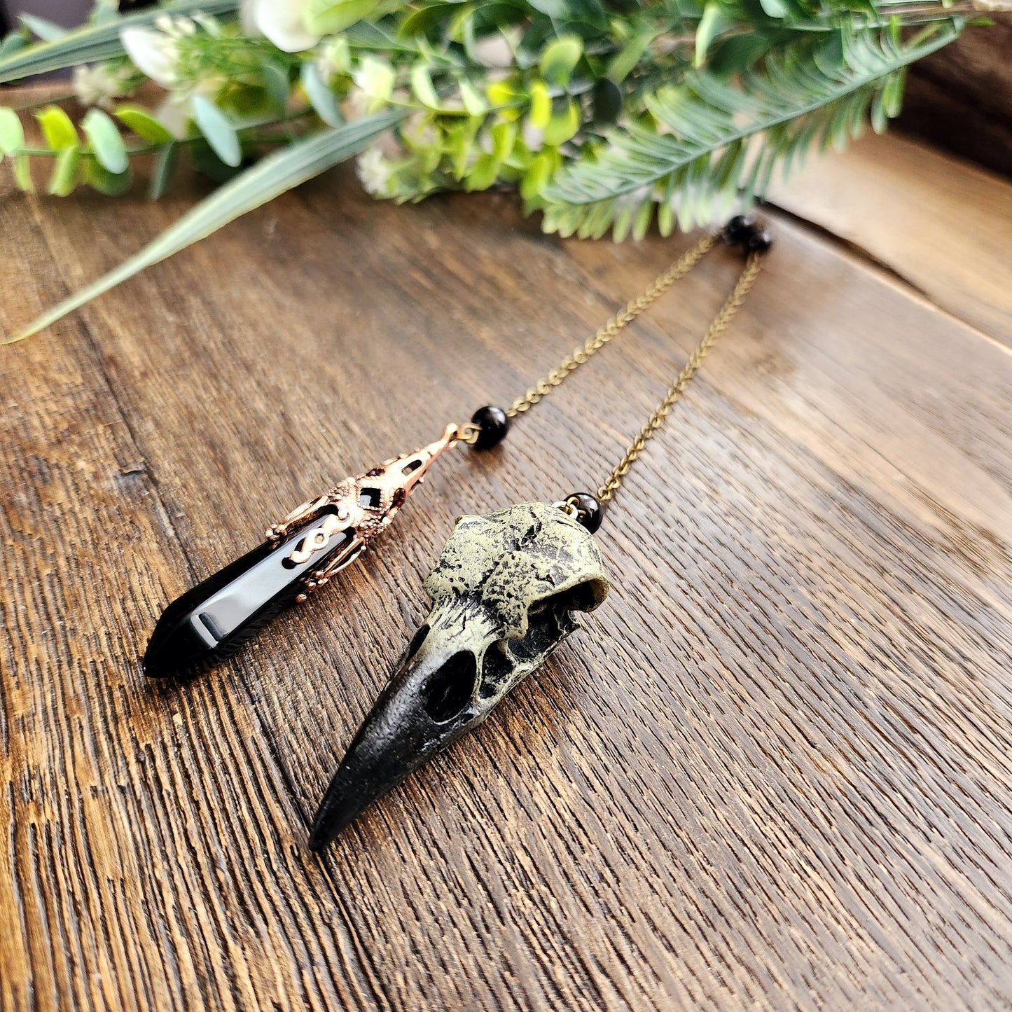 Pendule Crâne de corbeau en Obsidienne noire