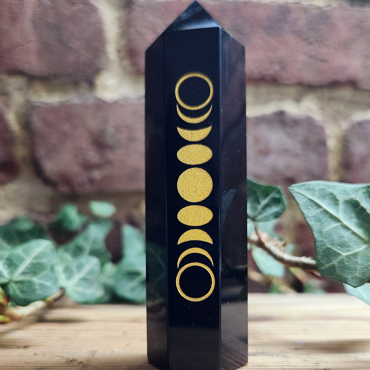 Tour en Obsidienne Noire gravée - Triple Lune Dorée - n°1