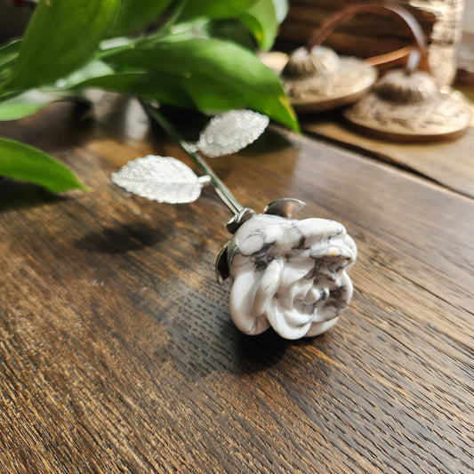 Rose en Howlite
