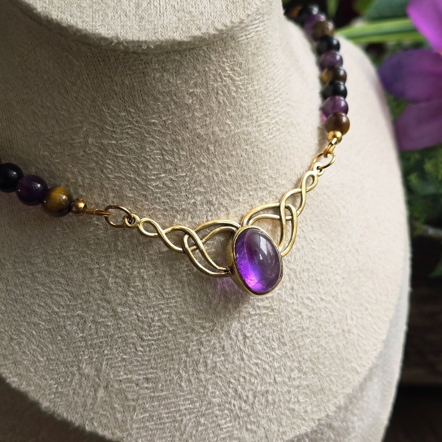 Collier "Valkyria" en Améthyste, Œil de tigre et Obsidienne noire