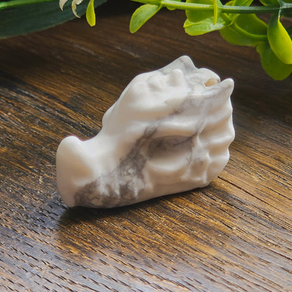 Têtes de dragon sculptées