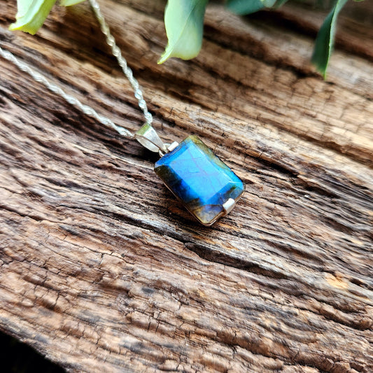 Pendentif en Labradorite facettée + chaîne Argent