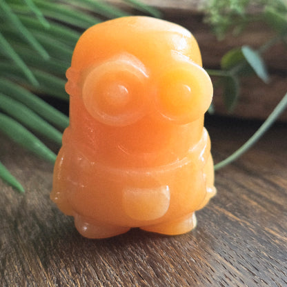 Minion en Calcite orange - 5,5cm
