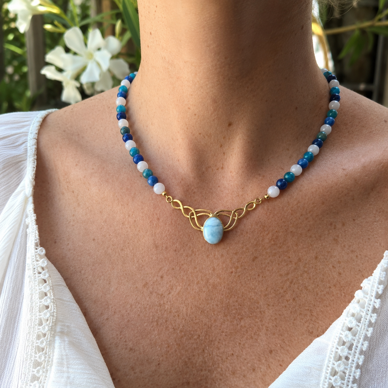 Collier "Valkyria" en Calcédoine, Cyanite et Apatite bleue