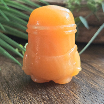 Minion en Calcite orange - 5,5cm
