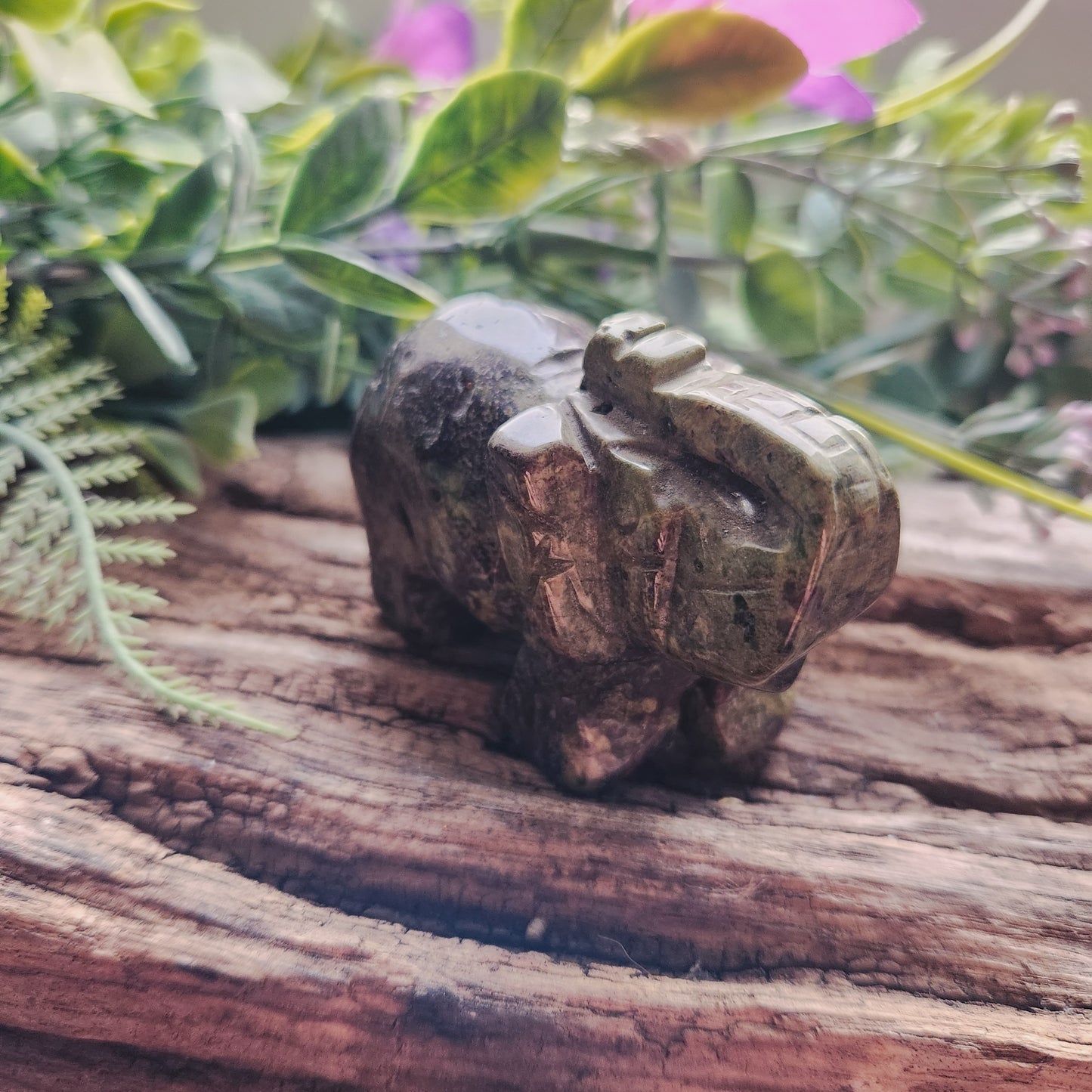 Sculpture d'Eléphant en Jaspe sang de dragon