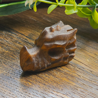 Têtes de dragon sculptées