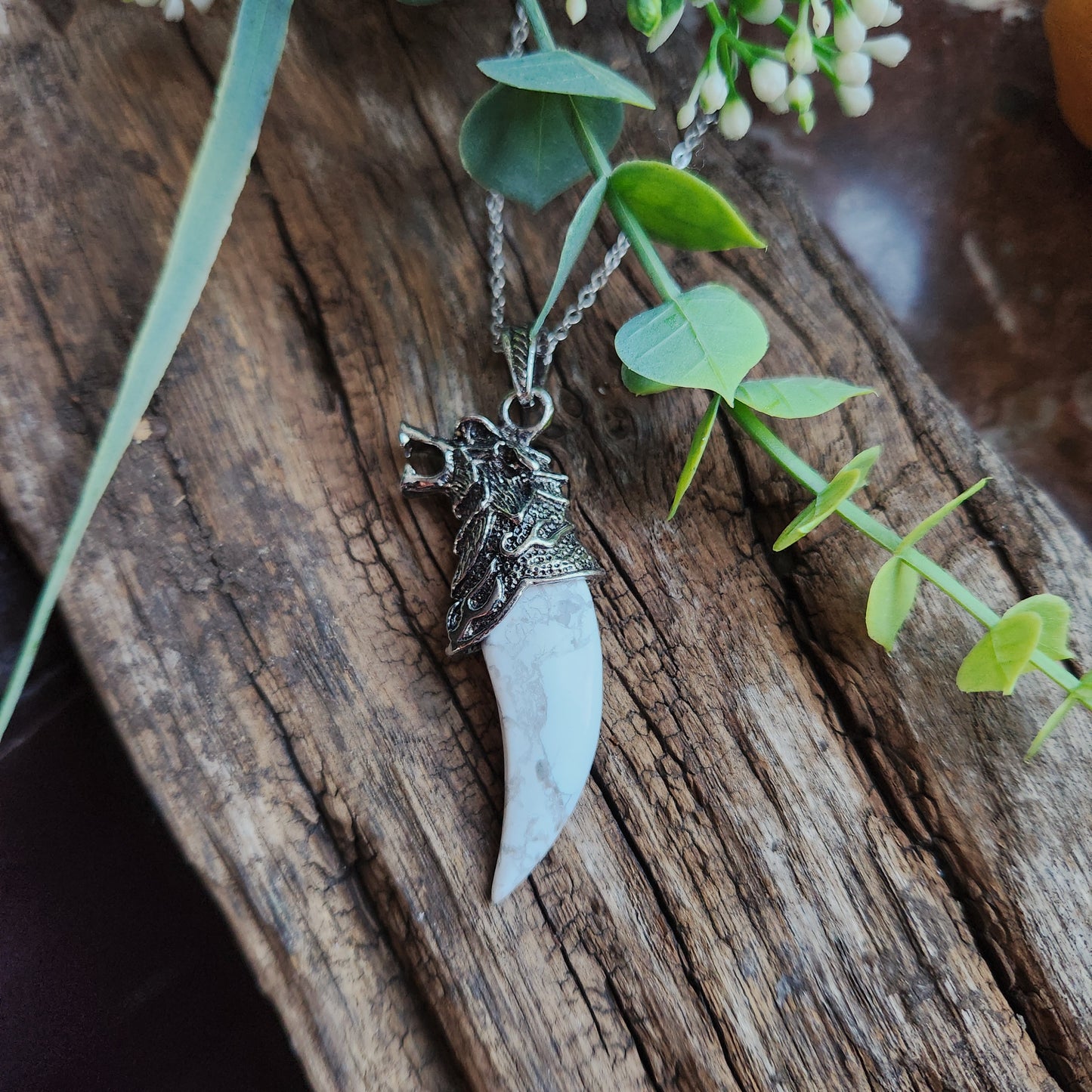 Pendentif Dent de loup en Howlite