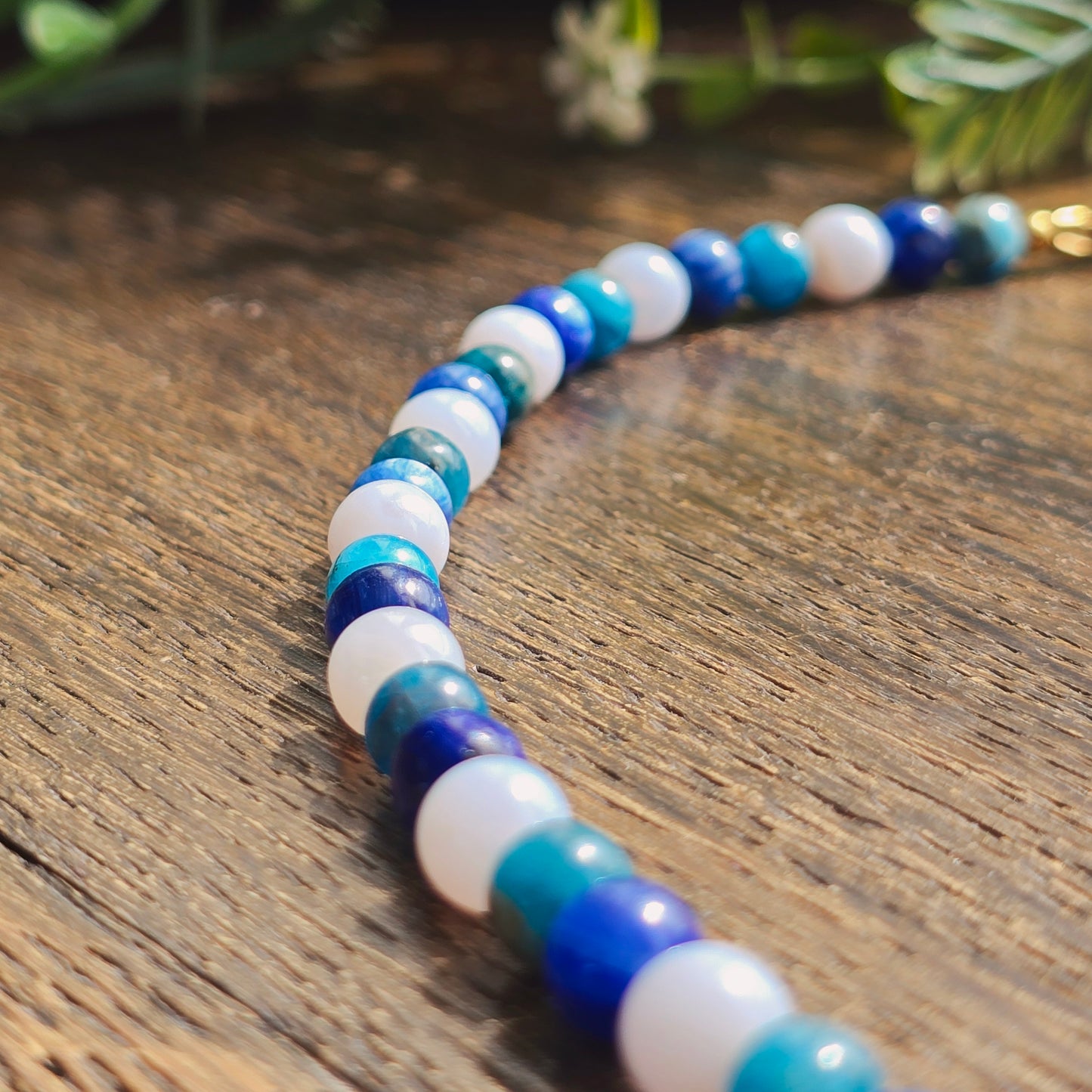 Collier "Valkyria" en Calcédoine, Cyanite et Apatite bleue