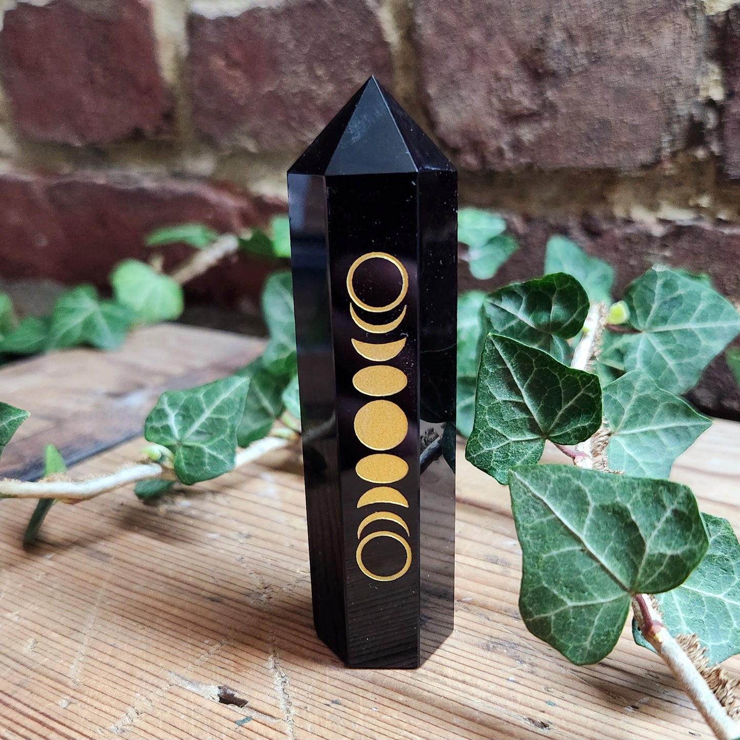 Tour en Obsidienne Noire gravée - Triple Lune Dorée - n°2