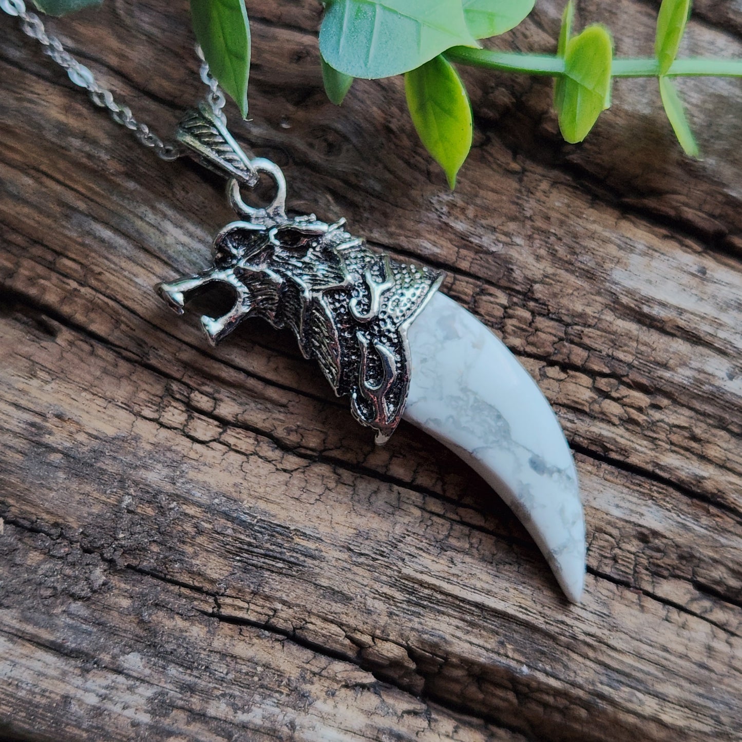 Pendentif Dent de loup en Howlite