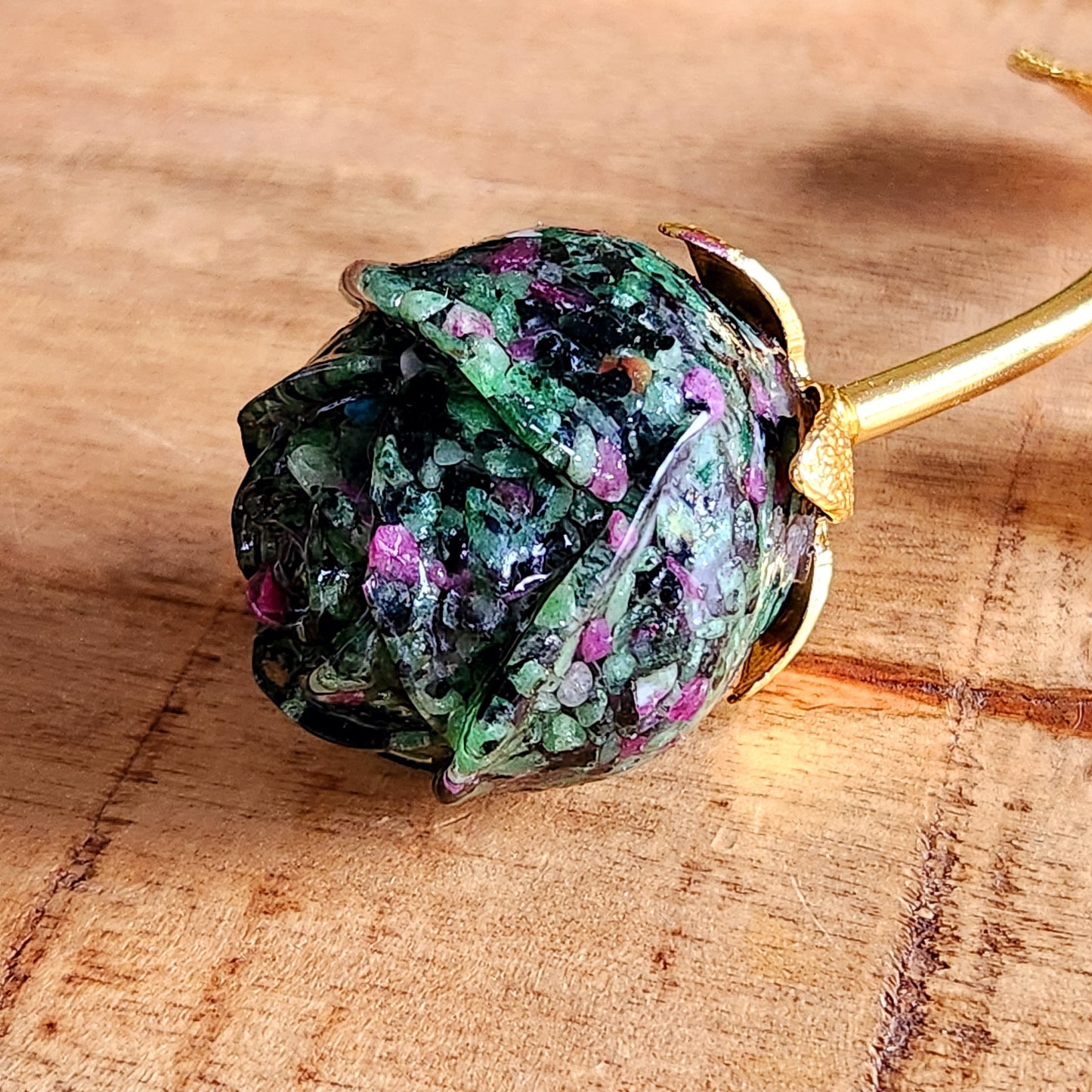 Rose en Rubis zoïsite - tige dorée