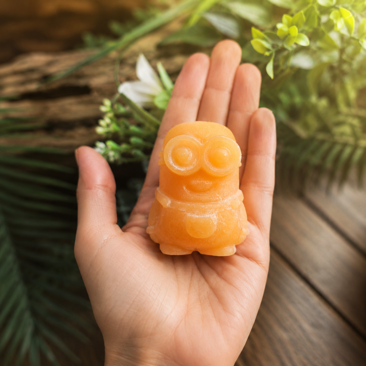 Minion en Calcite orange - 5,5cm