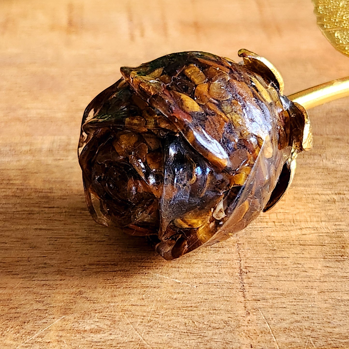 Rose en Œil de tigre - tige dorée