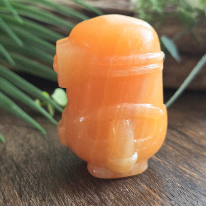 Minion en Calcite orange - 5,5cm