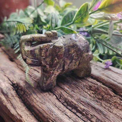 Sculpture d'Eléphant en Jaspe sang de dragon