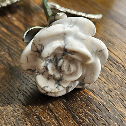 Rose en Howlite