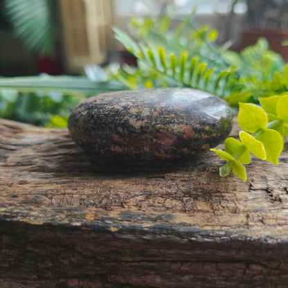 Galet en Rhodonite - n°1