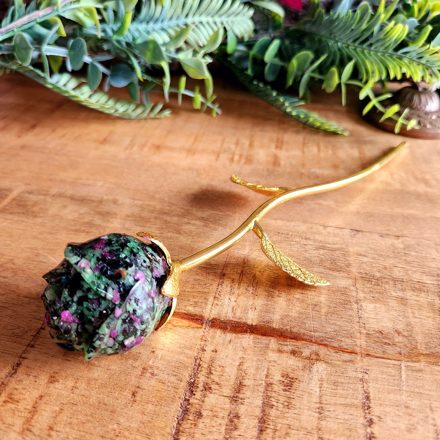 Rose en Rubis zoïsite - tige dorée