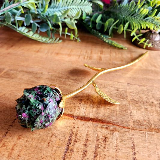 Rose en Rubis zoïsite - tige dorée