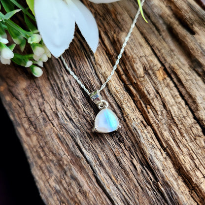 Pendentif en Pierre de lune facettée + chaîne Argent