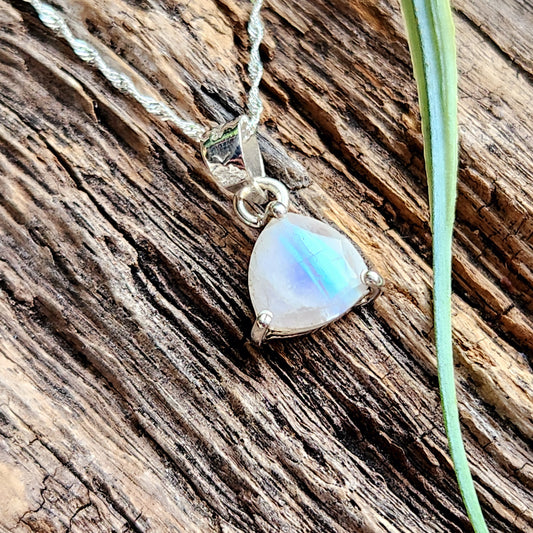 Pendentif en Pierre de lune facettée + chaîne Argent