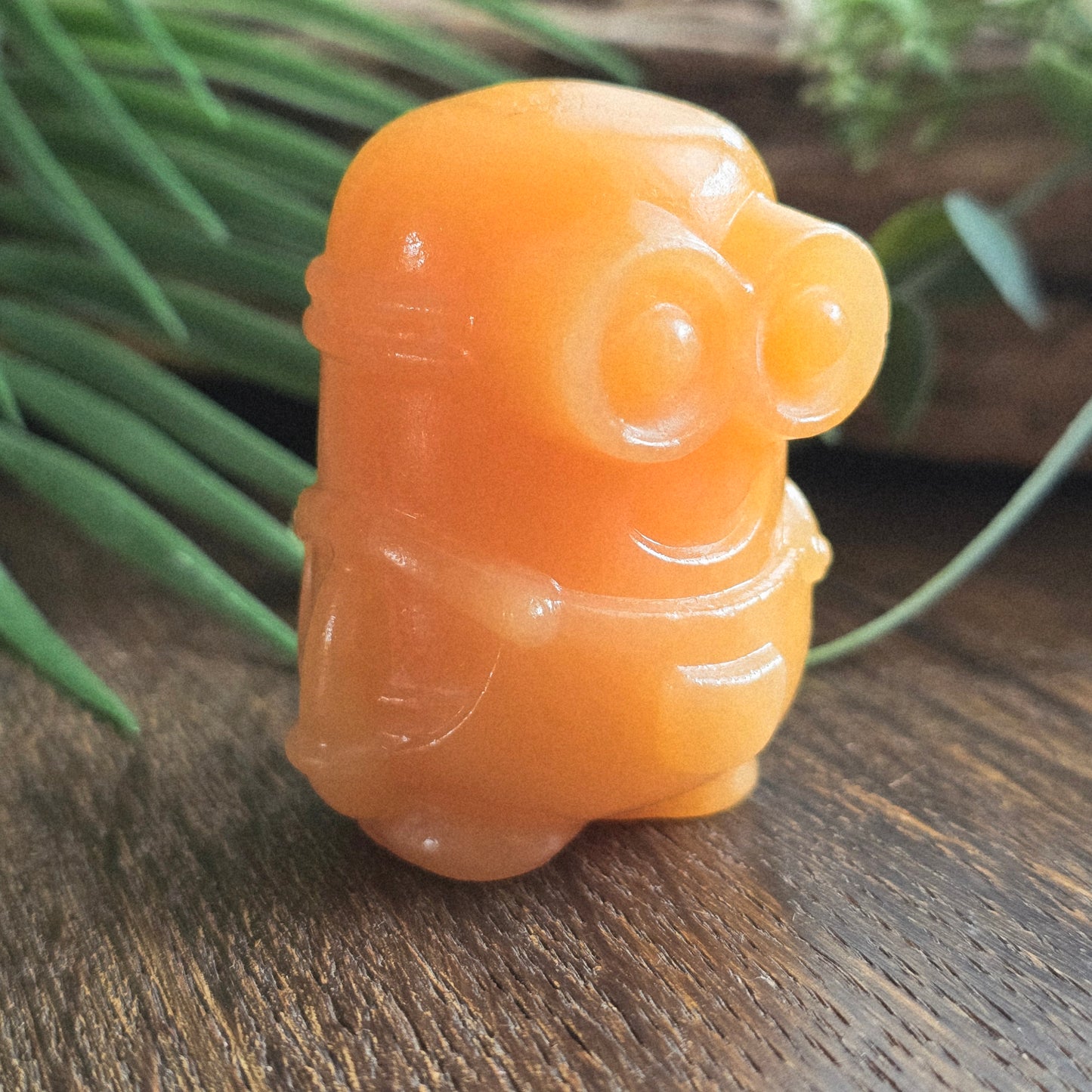 Minion en Calcite orange - 5,5cm