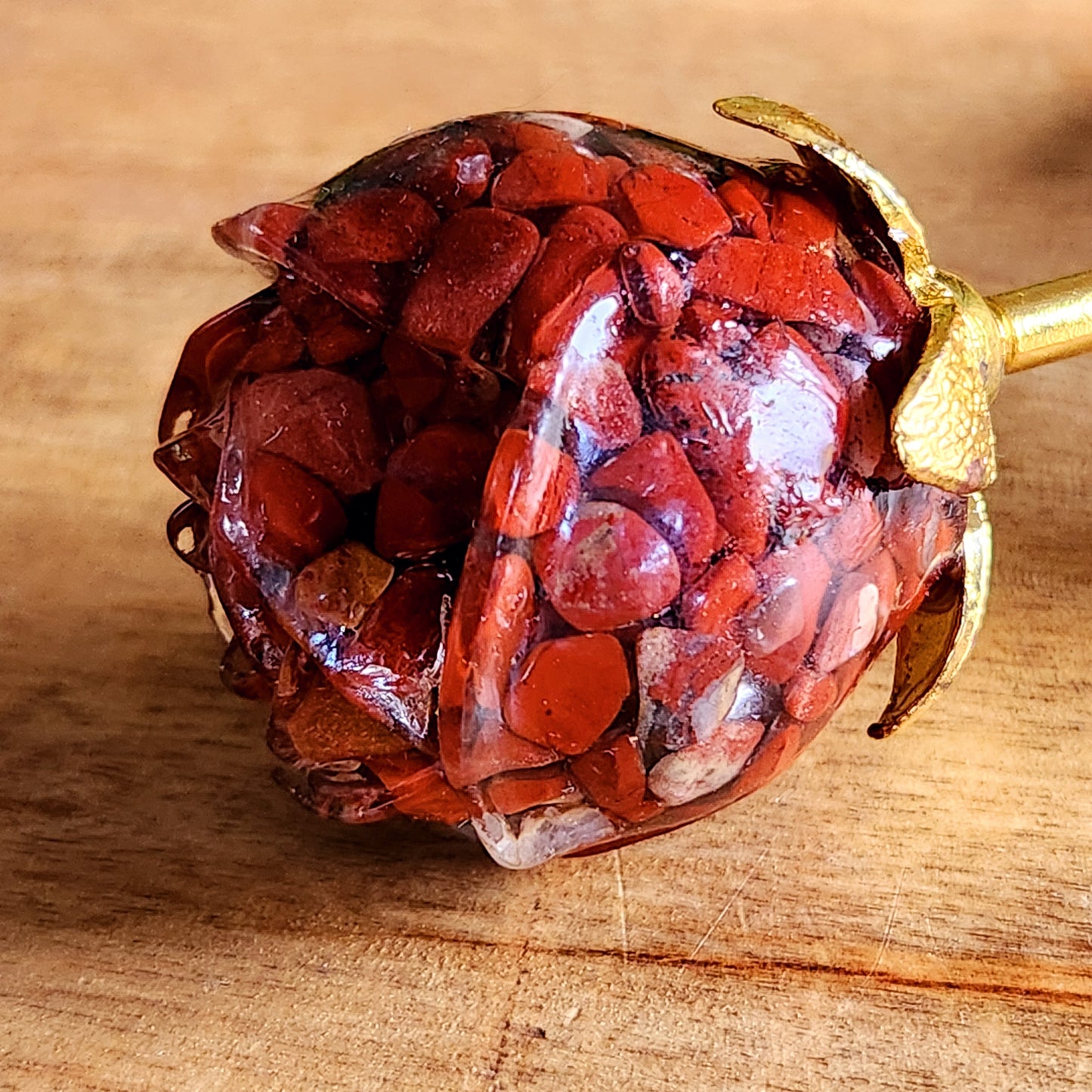 Rose en Jaspe rouge - tige dorée
