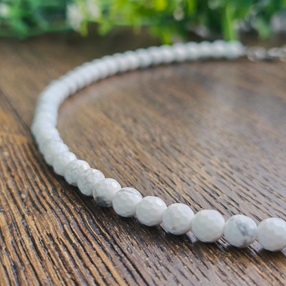 Collier en Howlite facettée