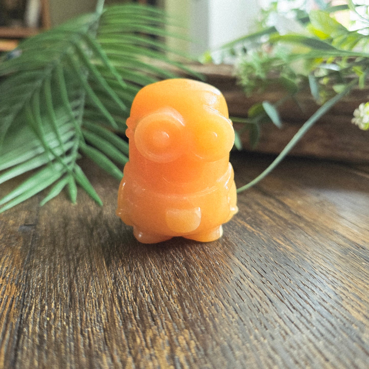 Minion en Calcite orange - 5,5cm