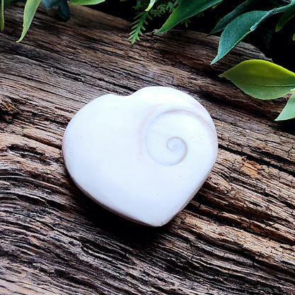 Galet "cœur" en Œil de Sainte-Lucie