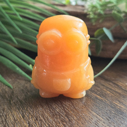 Minion en Calcite orange - 5,5cm