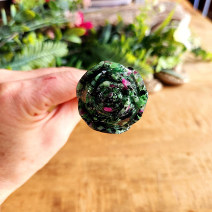 Rose en Rubis zoïsite - tige dorée