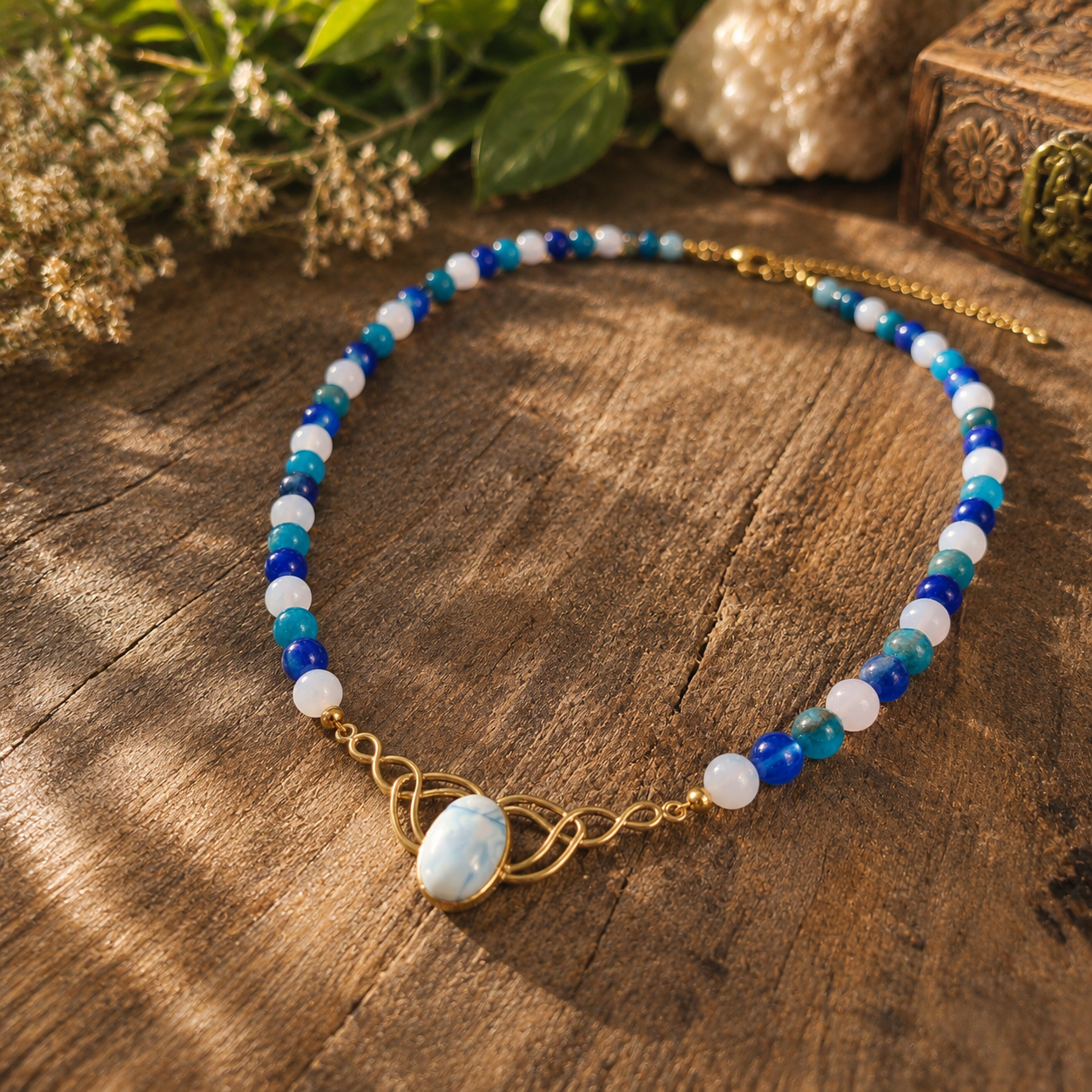Collier "Valkyria" en Calcédoine, Cyanite et Apatite bleue