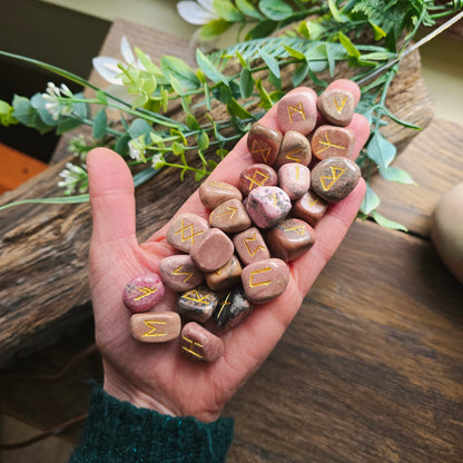 Runes en Rhodonite