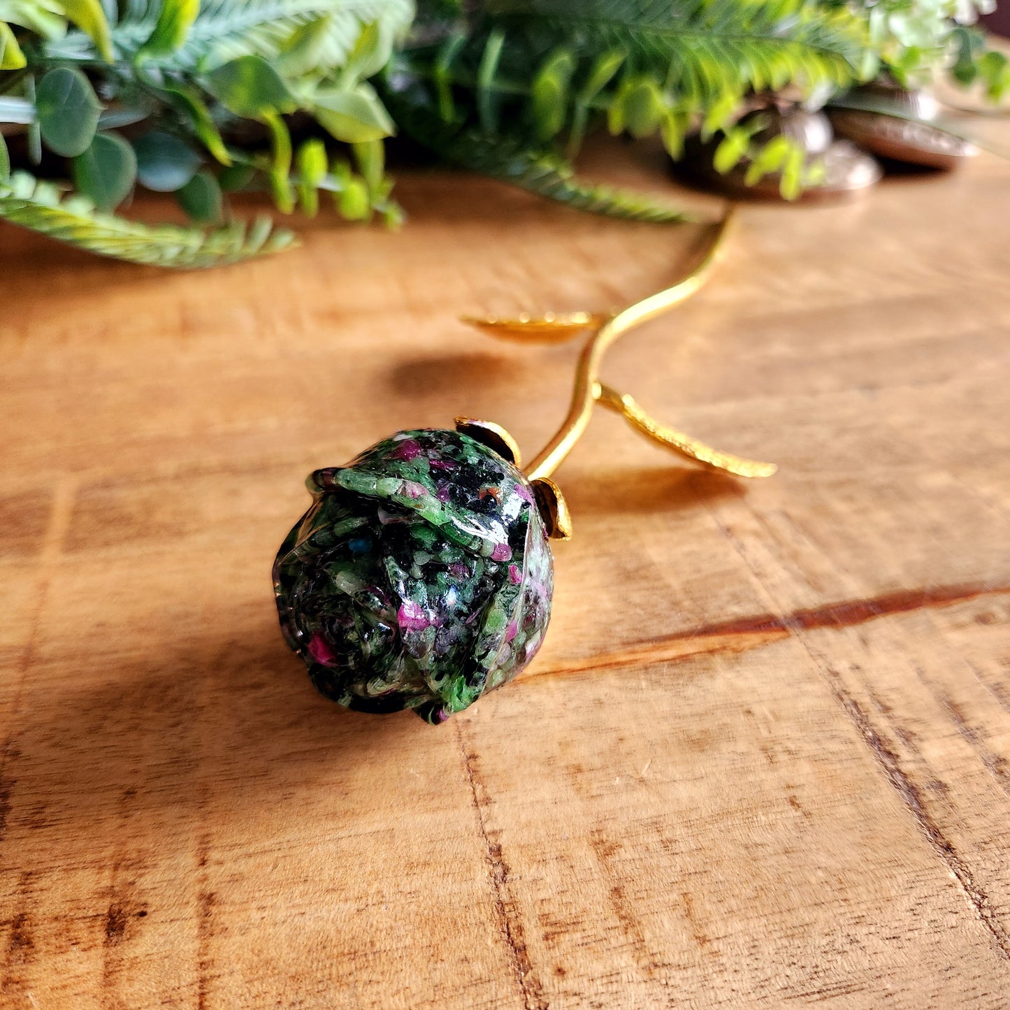 Rose en Rubis zoïsite - tige dorée