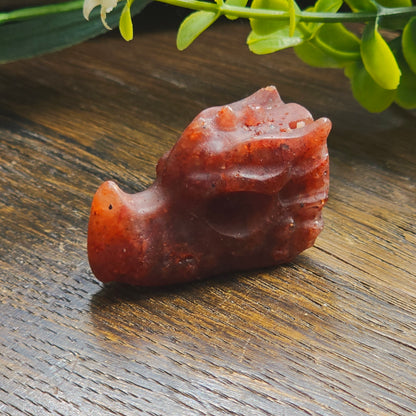 Têtes de dragon sculptées