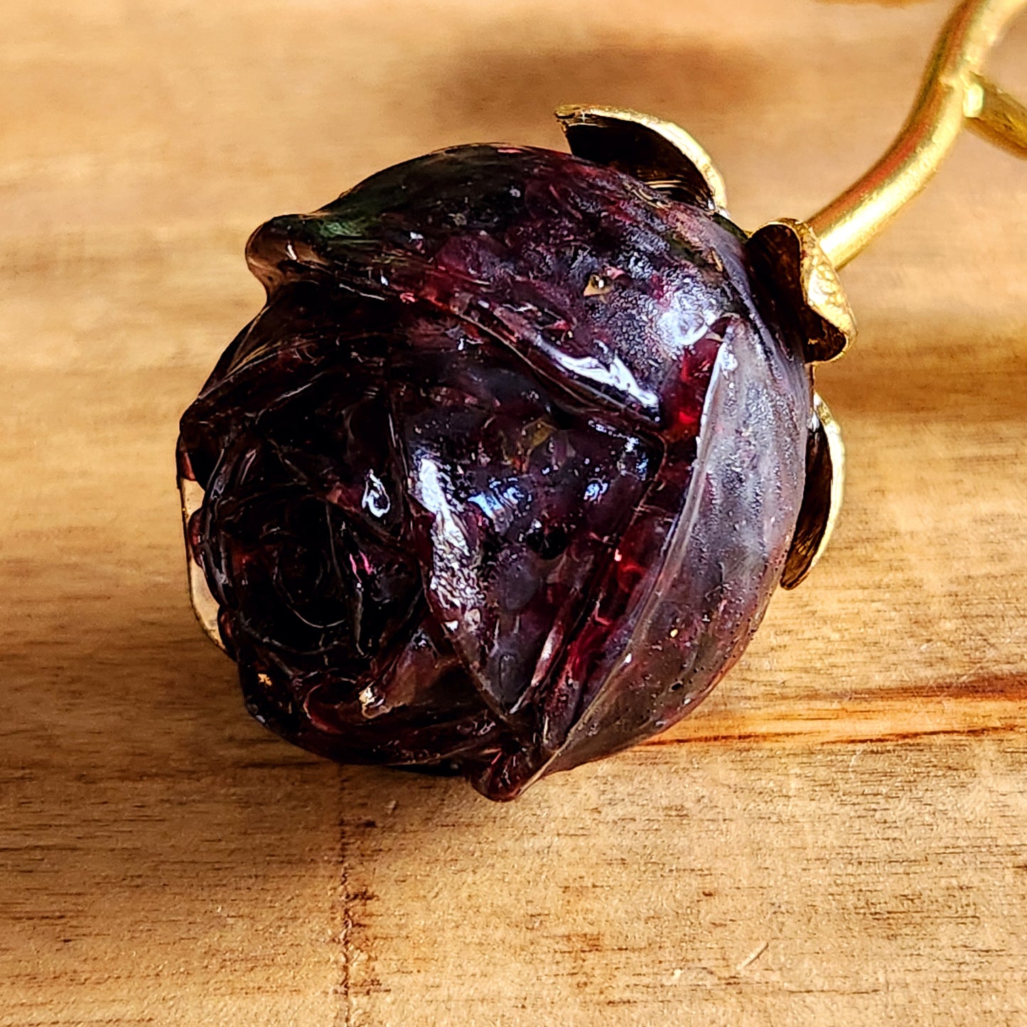 Rose en Grenat - tige dorée